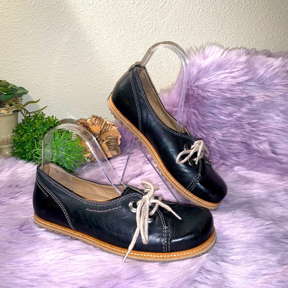 Dromedaris tie loafer size 8 excellent condition